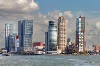 Rotterdam liman ve şehir manzarası modern mimari ile gökyüzü, Rotterdam, Hollanda 