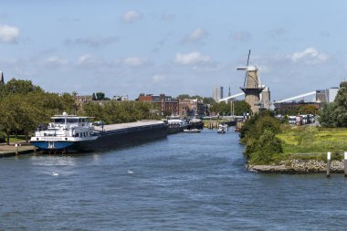 Rotterdam nehir limanı ve şehir silueti, Rotterdam, Hollanda 