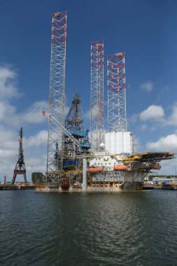 Petrol platformu açık limanda. off-shore petrol platformu 