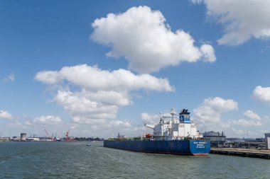 Hollanda, Rotterdam limanında kargo gemileri      
