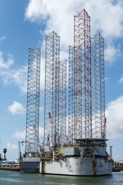 Petrol platformu açık limanda. off-shore petrol platformu 