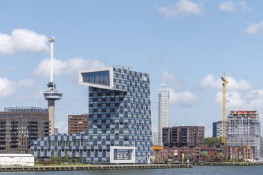 Rotterdam liman ve şehir manzarası modern mimari ile gökyüzü, Rotterdam, Hollanda 