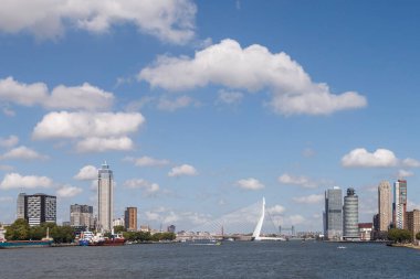 Rotterdam liman ve şehir manzarası modern mimari ile gökyüzü, Rotterdam, Hollanda 