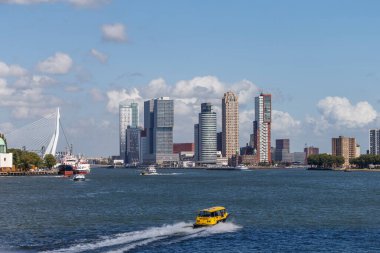 Rotterdam liman ve şehir manzarası modern mimari ile gökyüzü, Rotterdam, Hollanda 