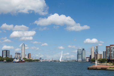 Rotterdam liman ve şehir manzarası modern mimari ile gökyüzü, Rotterdam, Hollanda 