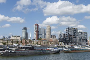 Rotterdam liman ve şehir manzarası modern mimari ile gökyüzü, Rotterdam, Hollanda 