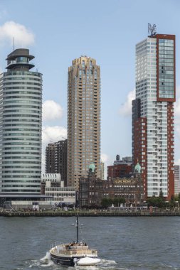 Rotterdam liman ve şehir manzarası modern mimari ile gökyüzü, Rotterdam, Hollanda 