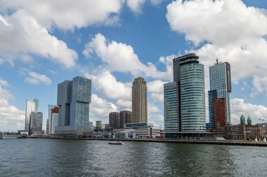 Rotterdam liman ve şehir manzarası modern mimari ile gökyüzü, Rotterdam, Hollanda 