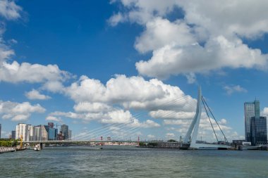 Rotterdam liman ve şehir manzarası modern mimari ile gökyüzü, Rotterdam, Hollanda 