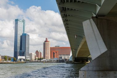 Rotterdam liman ve şehir manzarası modern mimari ile gökyüzü, Rotterdam, Hollanda 