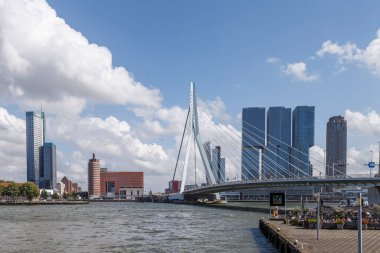 Rotterdam liman ve şehir manzarası modern mimari ile gökyüzü, Rotterdam, Hollanda 