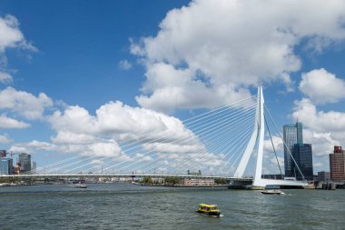 Rotterdam liman ve şehir manzarası modern mimari ile gökyüzü, Rotterdam, Hollanda 