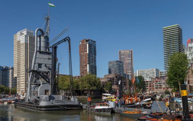 Rotterdam liman ve şehir manzarası modern mimari ile gökyüzü, Rotterdam, Hollanda 