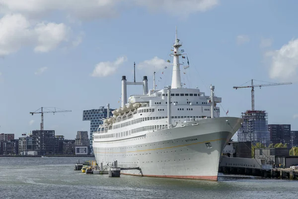ロッテルダム港のクルーズ船と海 — ストック写真