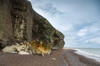 Sahilin ve kayalıkların hava manzarası Danimarka Bulbjerg