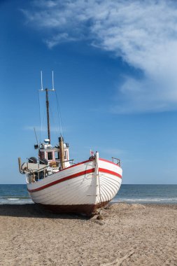 Deniz kıyısında balıkçı teknesi