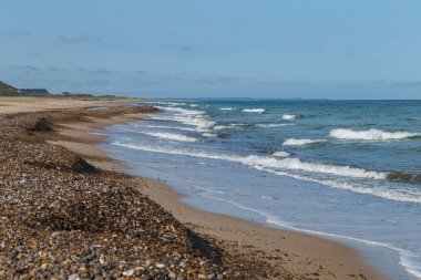Kumlu bir sahil manzarası