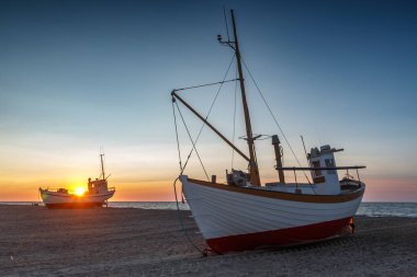 gün batımında eski bir tekne
