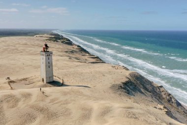 Plajdaki deniz feneri Rubjerg Knudde Danimarka