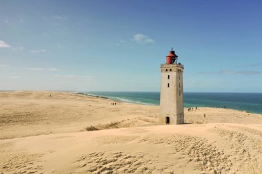 Plajdaki deniz feneri Rubjerg Knudde Danimarka