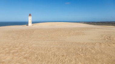 Plajdaki deniz feneri Rubjerg Knudde Danimarka