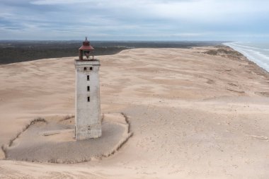 Plajdaki deniz feneri Rubjerg Knudde Danimarka