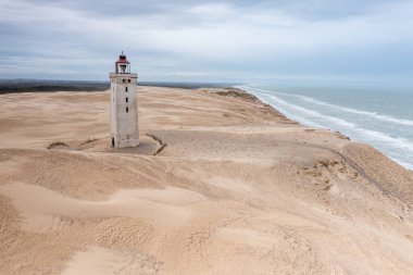 Plajdaki deniz feneri Rubjerg Knudde Danimarka