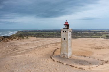 Plajdaki deniz feneri Rubjerg Knudde Danimarka