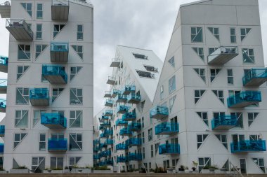 Arhus Danimarka 'da balkonları olan modern bir bina.