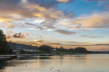 Arhus şehrindeki deniz kıyısının sonsuzluk köprüsü hava görüntüsü.