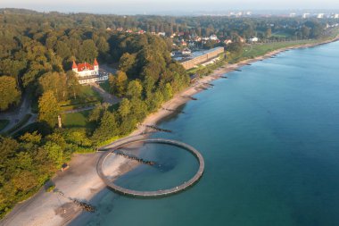 Arhus şehrindeki deniz kıyısının sonsuzluk köprüsü hava görüntüsü.