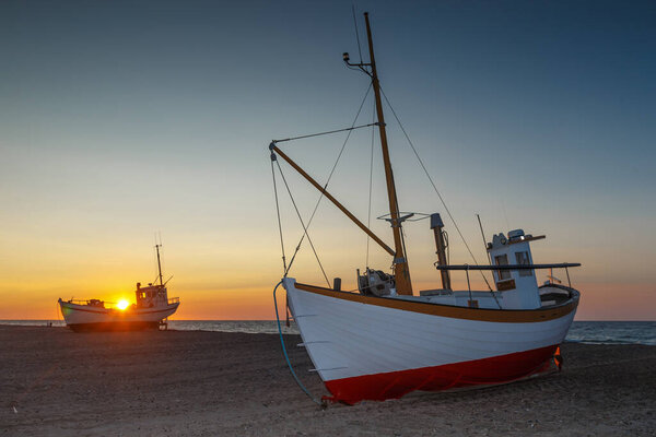 восход солнца на море с лодкой