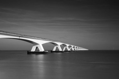 Zeelandbridge ya da Zeelandbrug Oosterschelde 'yi kapsayan bir köprü
