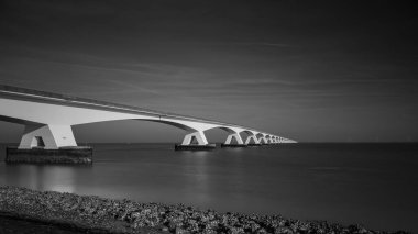 Zeelandbridge ya da Zeelandbrug Oosterschelde 'yi kapsayan bir köprü