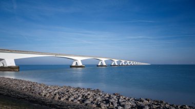 Zeelandbridge ya da Zeelandbrug Oosterschelde 'yi kapsayan bir köprü