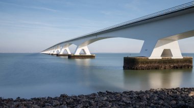 Zeelandbridge ya da Zeelandbrug Oosterschelde 'yi kapsayan bir köprü