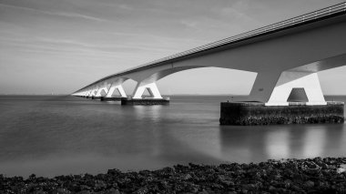 Zeelandbridge ya da Zeelandbrug Oosterschelde 'yi kapsayan bir köprü