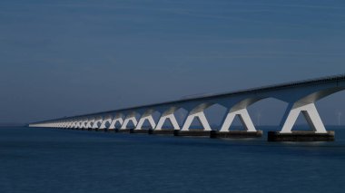 Zeelandbridge ya da Zeelandbrug Oosterschelde 'yi kapsayan bir köprü