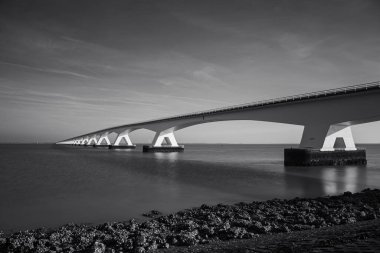 Zeelandbridge ya da Zeelandbrug Oosterschelde 'yi kapsayan bir köprü