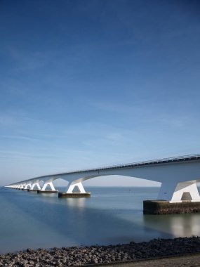 Zeelandbridge ya da Zeelandbrug Oosterschelde 'yi kapsayan bir köprü