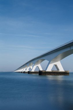 Zeelandbridge ya da Zeelandbrug Oosterschelde 'yi kapsayan bir köprü
