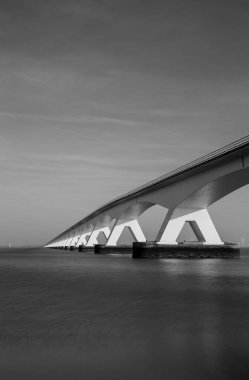 Zeelandbridge ya da Zeelandbrug Oosterschelde 'yi kapsayan bir köprü