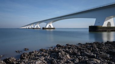 Zeelandbridge ya da Zeelandbrug Oosterschelde 'yi kapsayan bir köprü