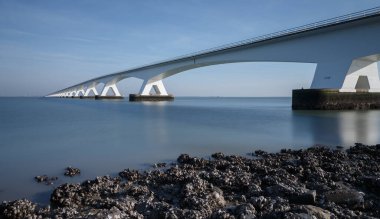 Zeelandbridge ya da Zeelandbrug Oosterschelde 'yi kapsayan bir köprü