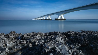 Zeelandbridge ya da Zeelandbrug Oosterschelde 'yi kapsayan bir köprü