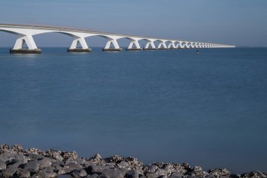Zeelandbridge ya da Zeelandbrug Oosterschelde 'yi kapsayan bir köprü