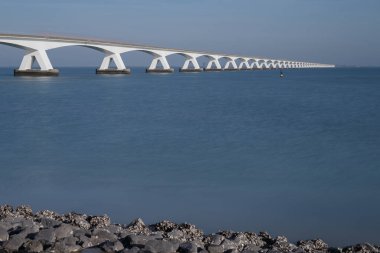 Zeelandbridge ya da Zeelandbrug Oosterschelde 'yi kapsayan bir köprü