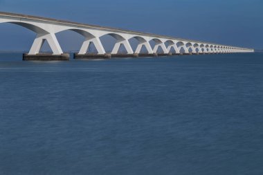 Zeelandbridge ya da Zeelandbrug Oosterschelde 'yi kapsayan bir köprü