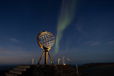 Kuzey ışıkları Nordkapp sembolünün üstünde.