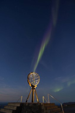 Kuzey ışıkları Nordkapp sembolünün üstünde.